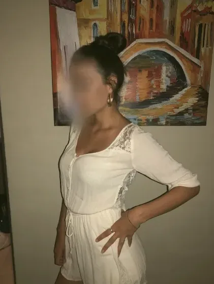 Lilly, 32