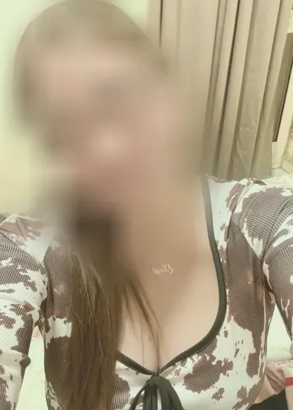 Lilly, 39